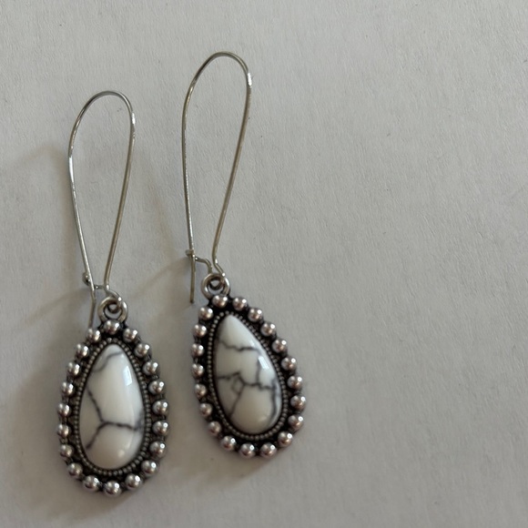 Silver and White marble design Teardrop Earrings GORGEOUS brand new without tag - Picture 1 of 7